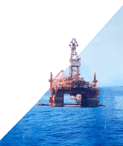 Plataforma de petróleo em alto-mar, com estrutura metálica sobre o oceano, dividida por um design diagonal entre verde e azul claro.